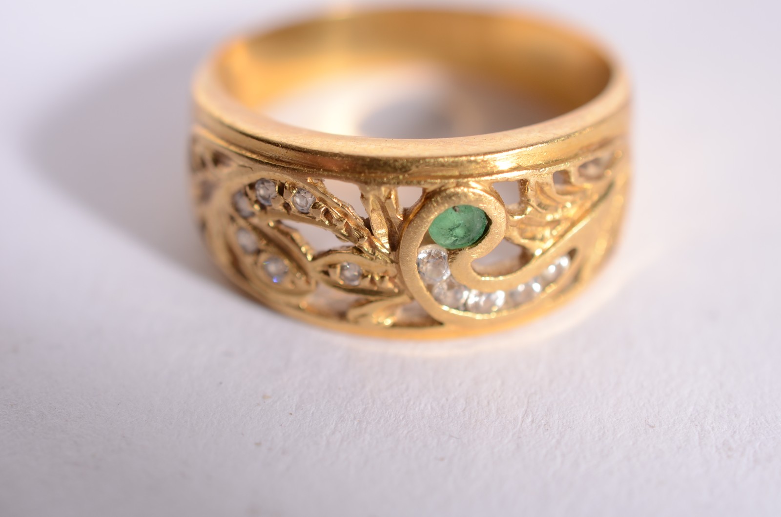 Anel de ouro 18k., esmeralda e brilhantes, aro 21. (Por motivos de... - foto 2 de 4