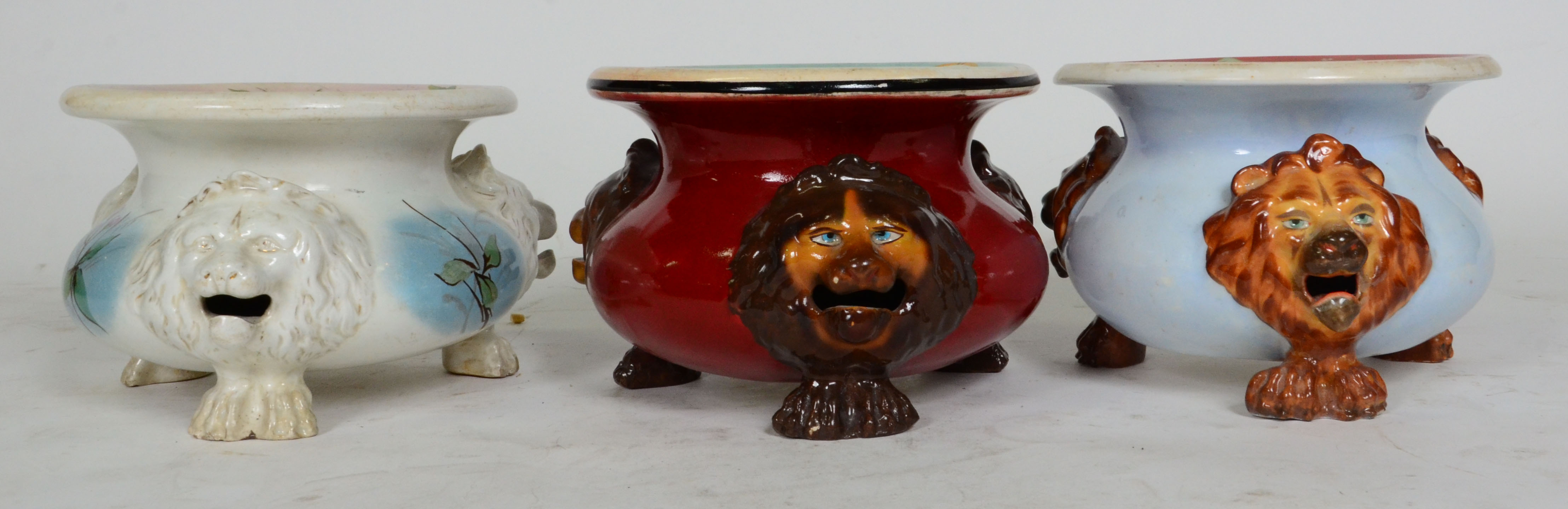 Três escarradeiras de porcelana ( com restauros) - foto 2 de 4