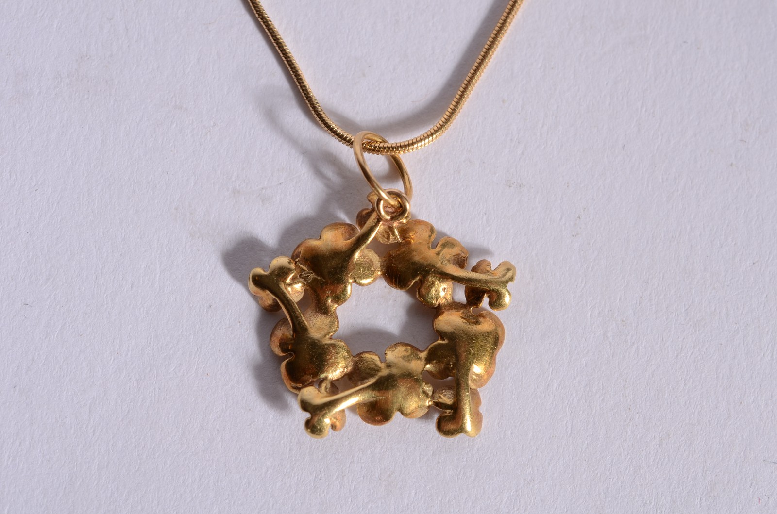 Colar de ouro 18 k., pendente com flores. (Por motivos de segurança a... - foto 3 de 7