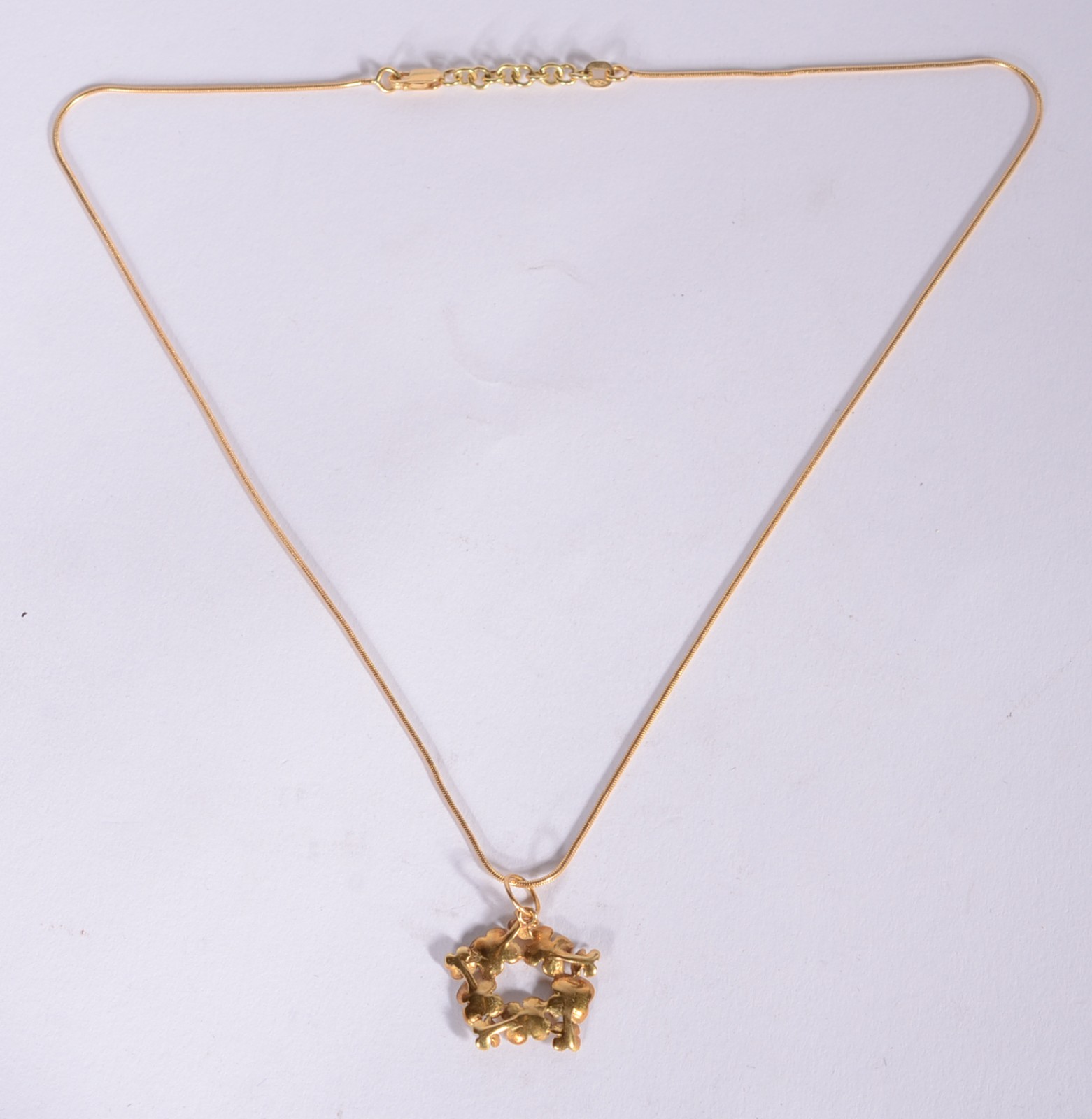 Colar de ouro 18 k., pendente com flores. (Por motivos de segurança a... - foto 1 de 7