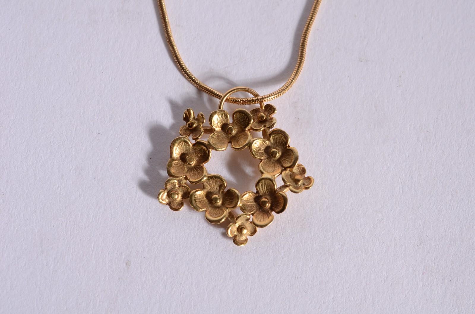 Colar de ouro 18 k., pendente com flores. (Por motivos de segurança a... - foto 2 de 7
