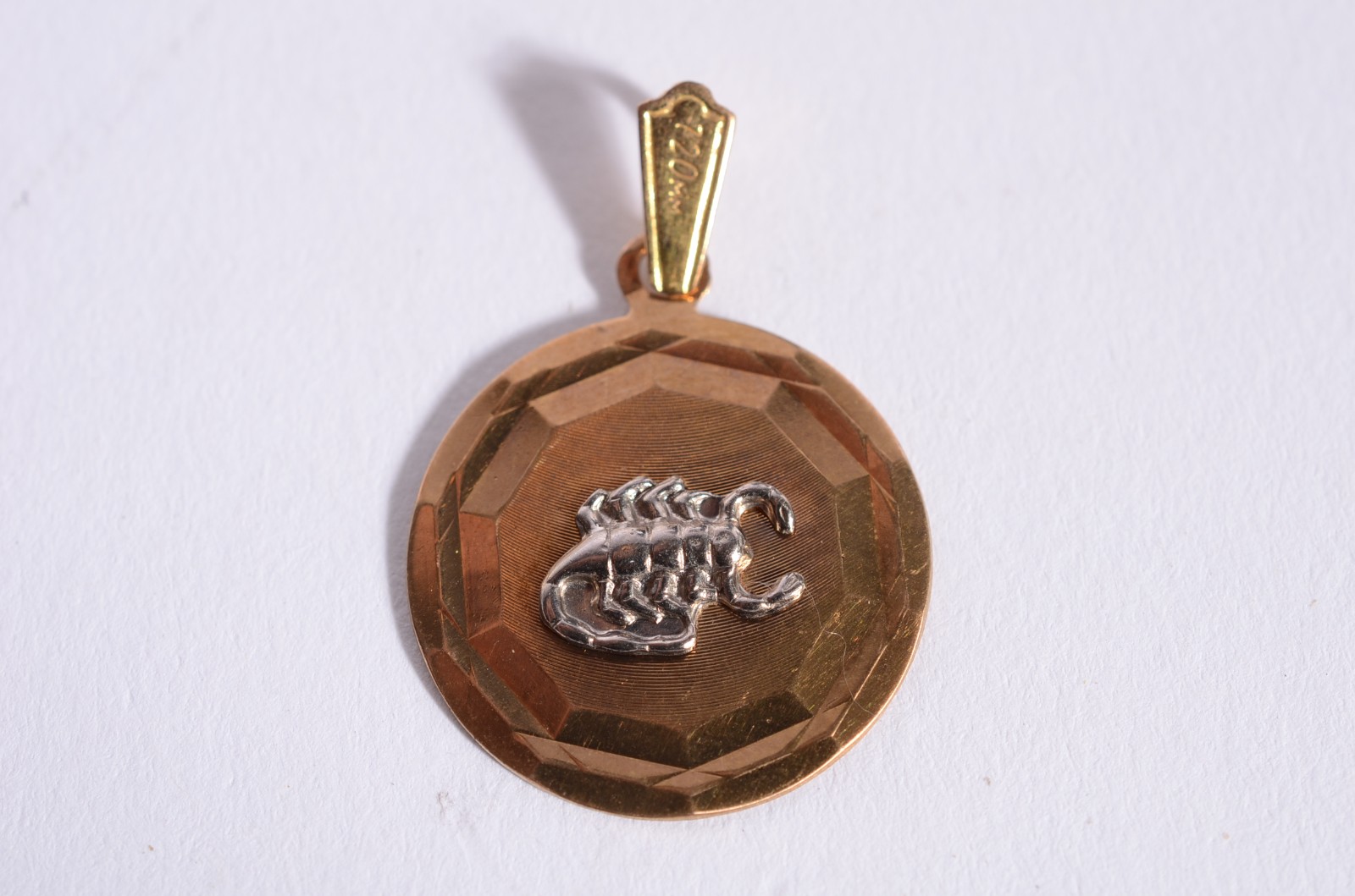 Medalha de ouro 18 k. com figura de escorpião em relevo. (Por motivos... - foto 1 de 3