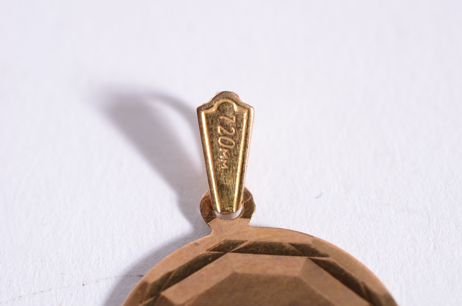 Medalha de ouro 18 k. com figura de escorpião em relevo. (Por motivos... - foto 2 de 3