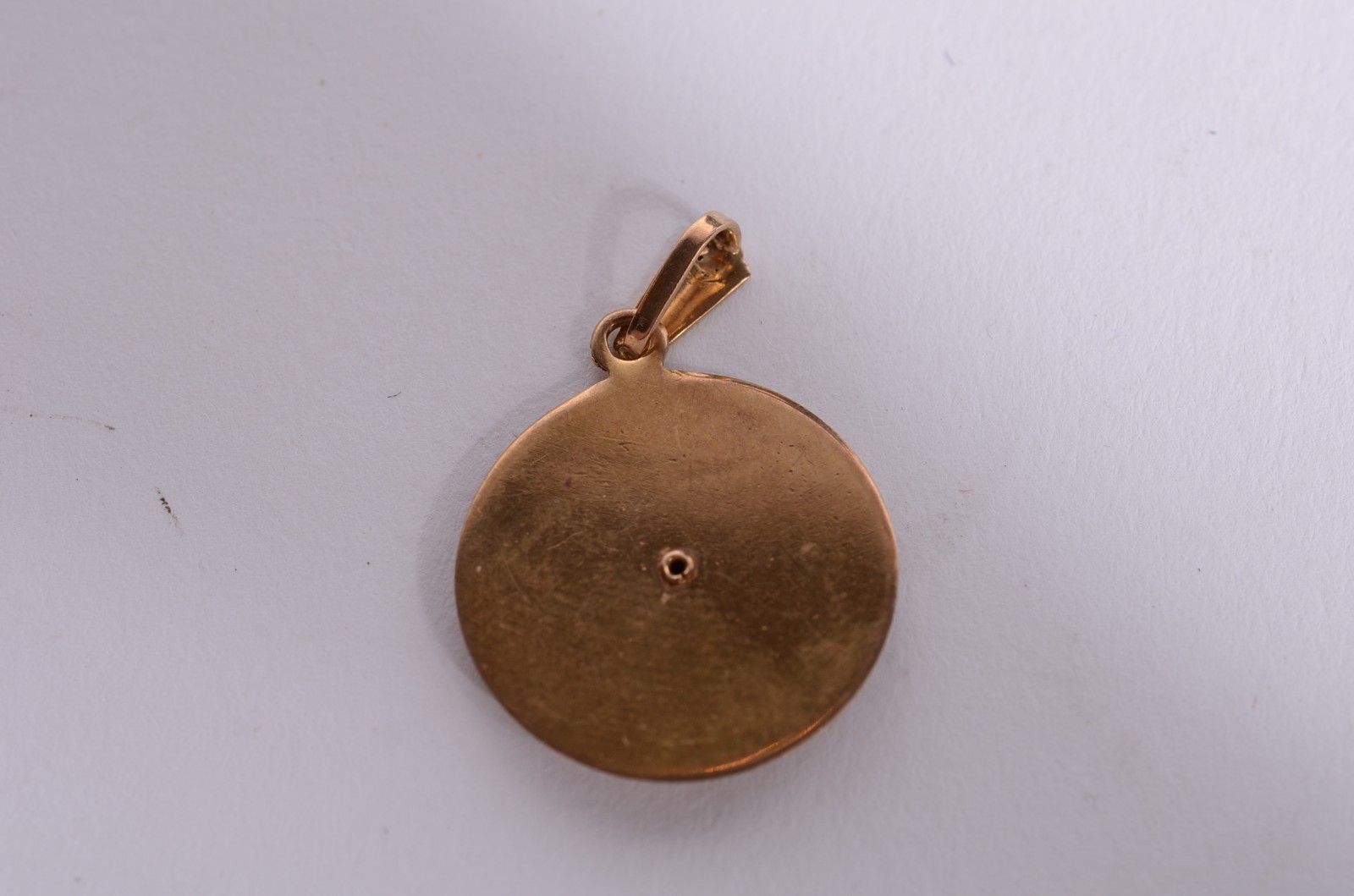 Medalha de ouro 18 k. com figura de escorpião em relevo. (Por motivos... - foto 3 de 3