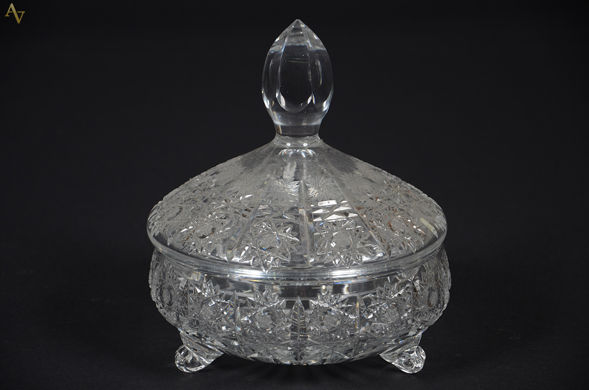 Bomboniere de cristal lapidado. Altura 19 cm.