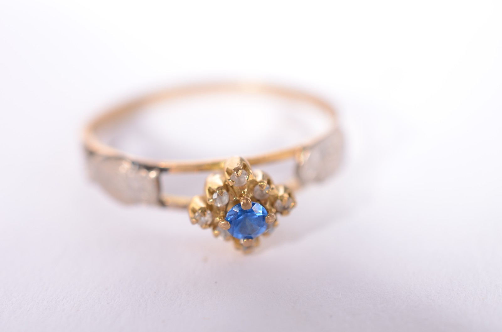 Anel de ouro 18 k., safira azul e mini brilhantes, aro 21. (Por... - foto 1 de 4