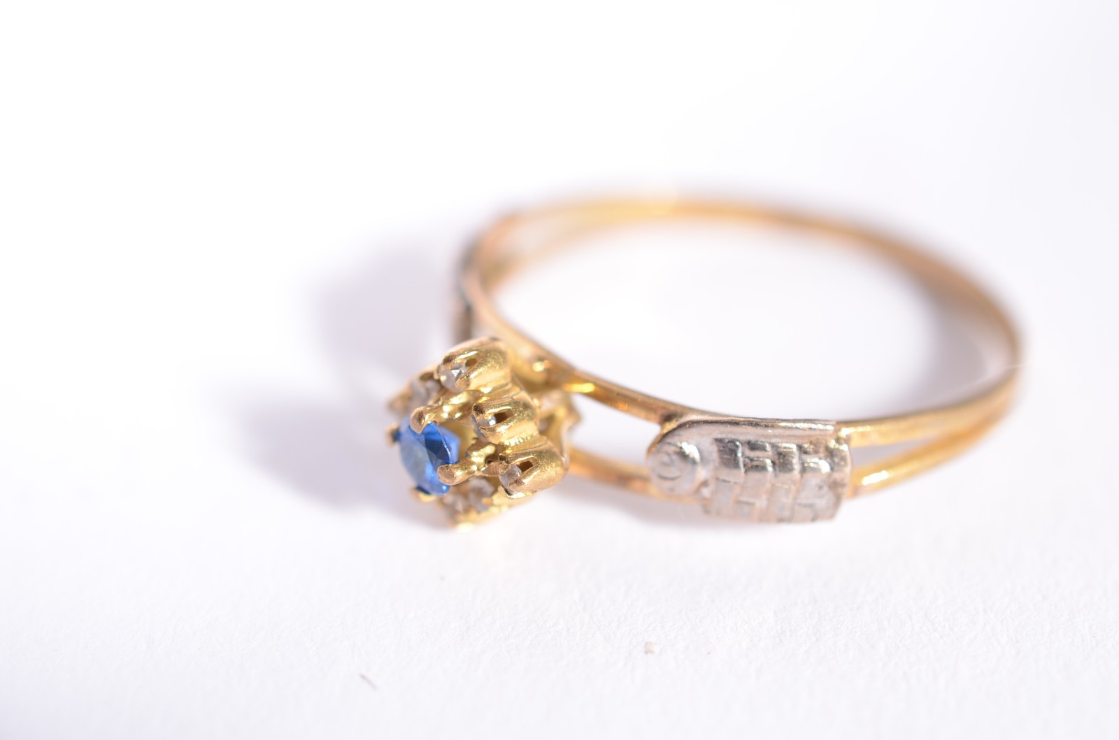 Anel de ouro 18 k., safira azul e mini brilhantes, aro 21. (Por... - foto 2 de 4