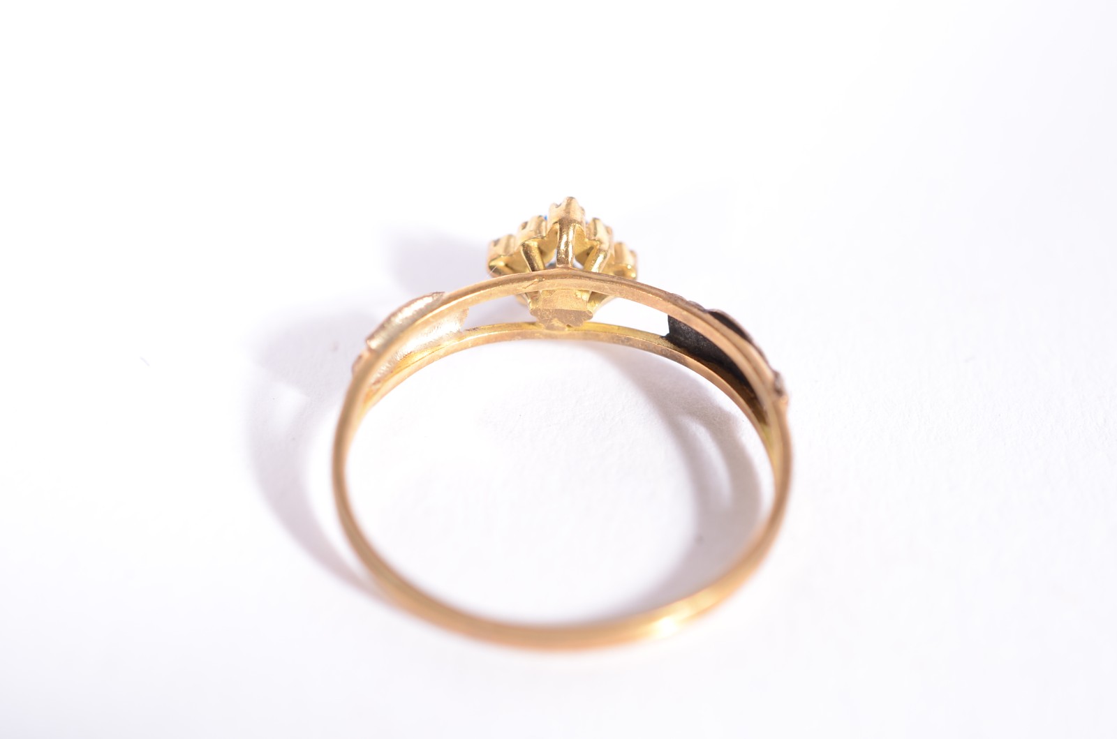 Anel de ouro 18 k., safira azul e mini brilhantes, aro 21. (Por... - foto 3 de 4
