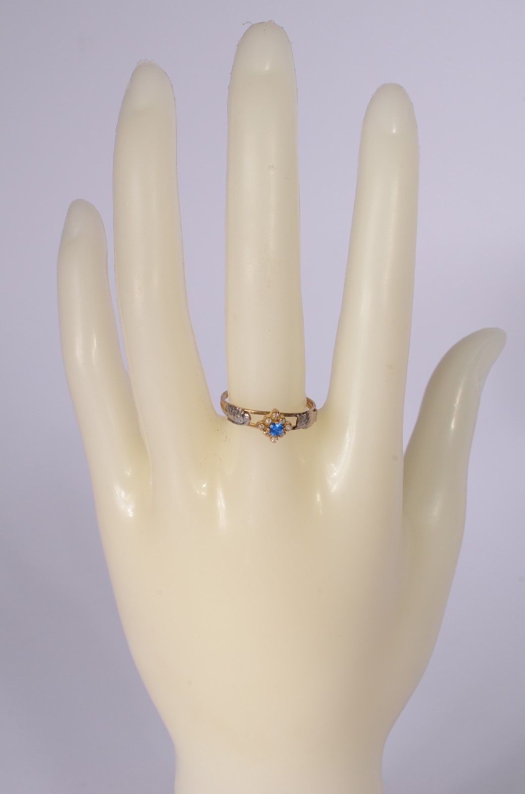 Anel de ouro 18 k., safira azul e mini brilhantes, aro 21. (Por... - foto 4 de 4