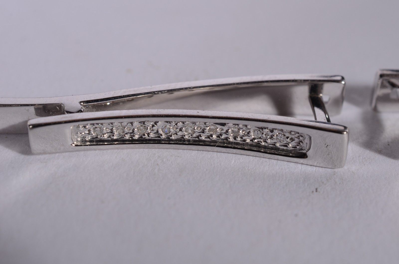 Par de brincos longos, designer moderno de ouro branco 18 k., 18... - foto 2 de 9