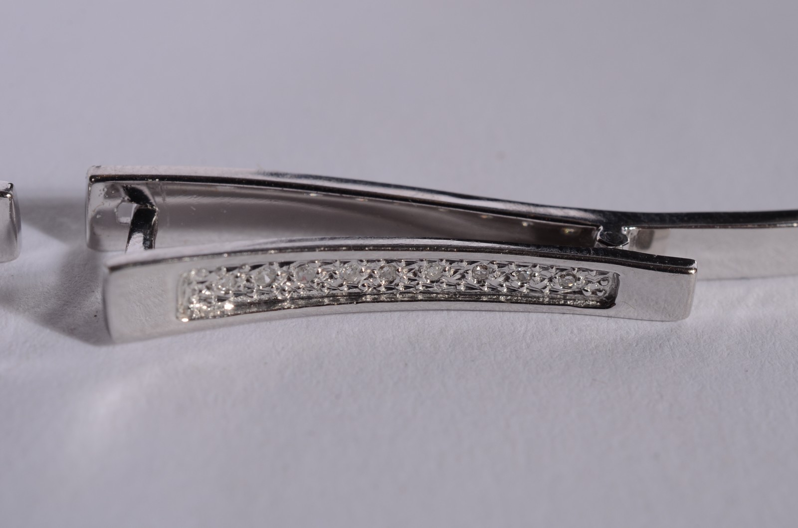 Par de brincos longos, designer moderno de ouro branco 18 k., 18... - foto 3 de 9