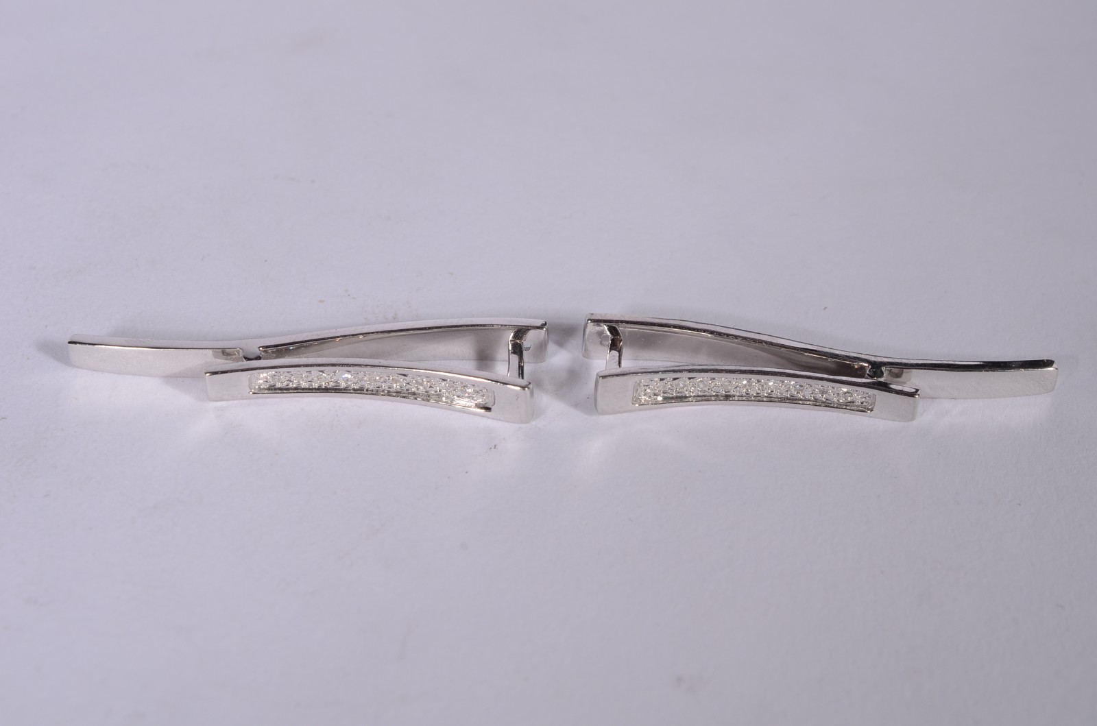 Par de brincos longos, designer moderno de ouro branco 18 k., 18... - foto 4 de 9