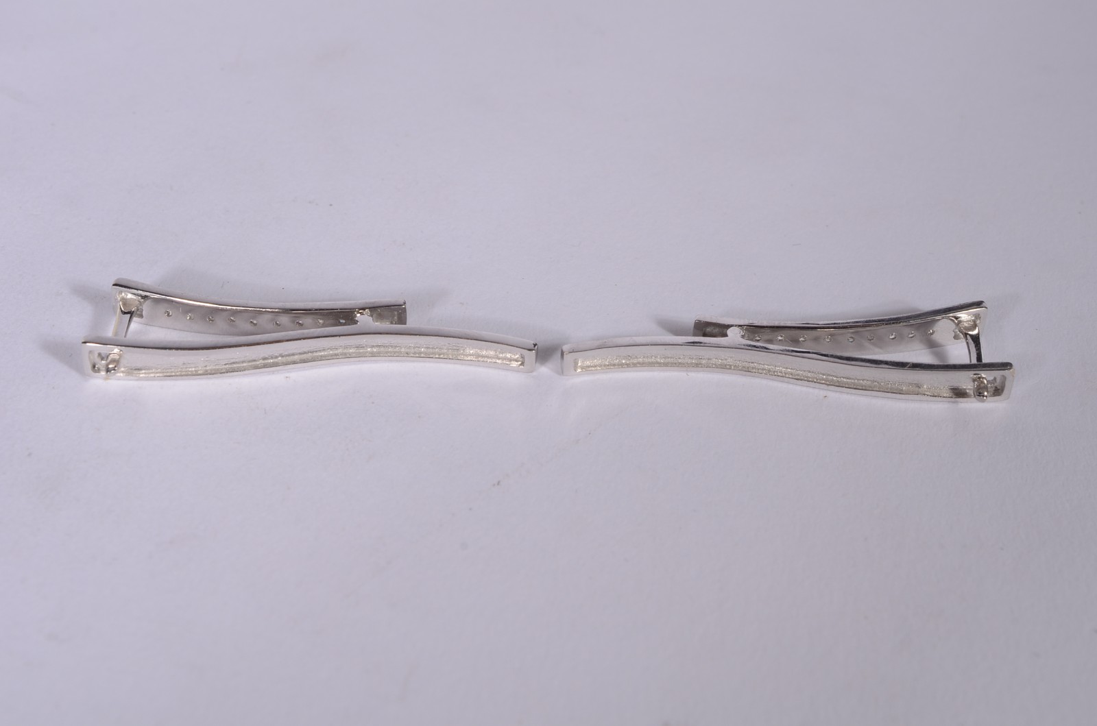 Par de brincos longos, designer moderno de ouro branco 18 k., 18... - foto 5 de 9
