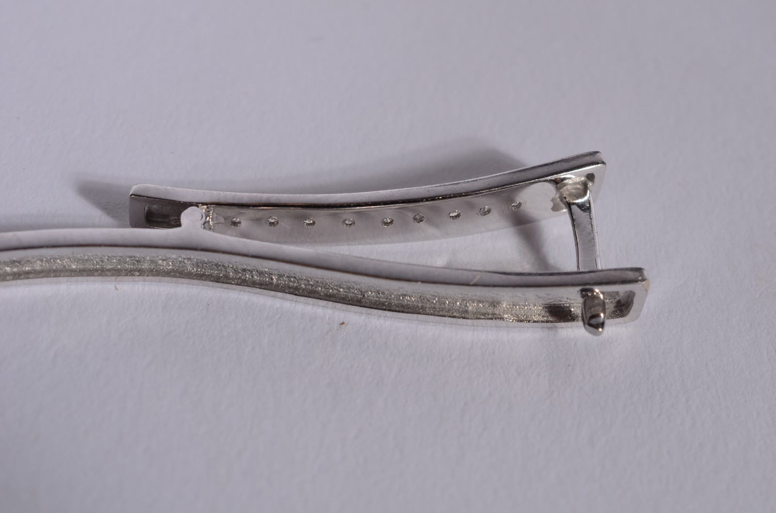 Par de brincos longos, designer moderno de ouro branco 18 k., 18... - foto 6 de 9