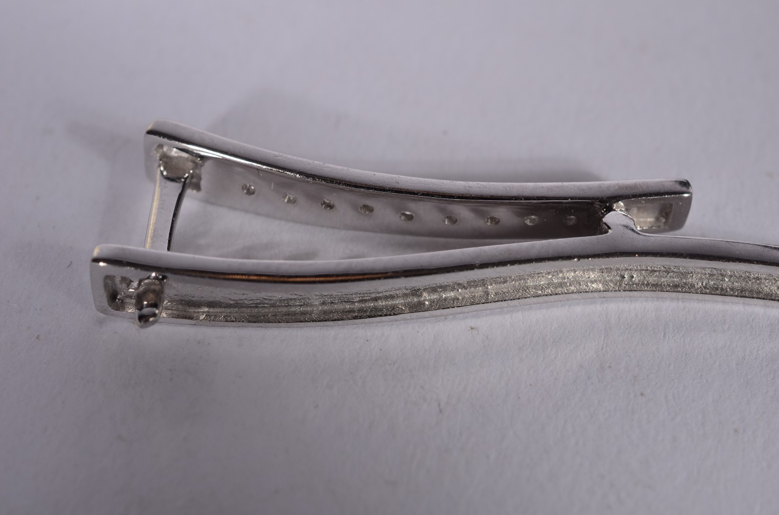 Par de brincos longos, designer moderno de ouro branco 18 k., 18... - foto 7 de 9