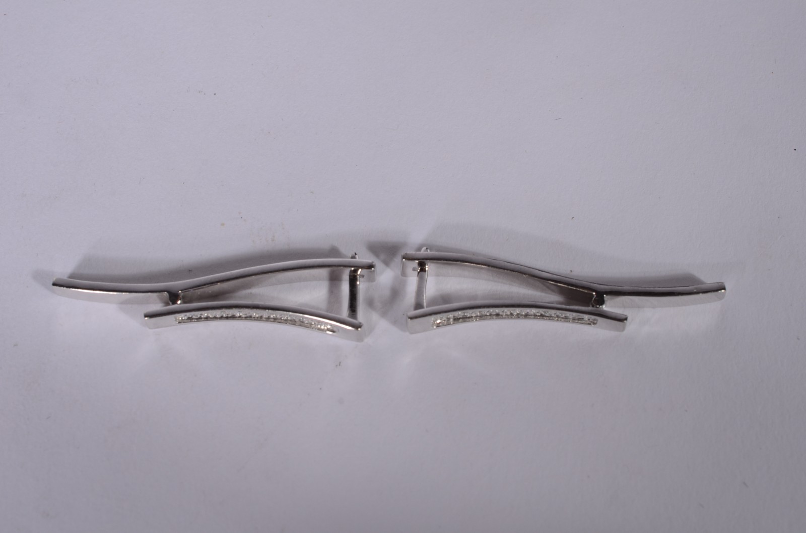 Par de brincos longos, designer moderno de ouro branco 18 k., 18... - foto 8 de 9