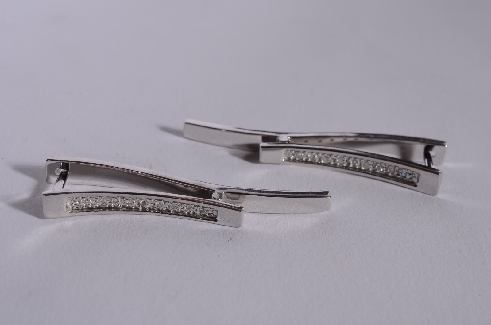 Par de brincos longos, designer moderno de ouro branco 18 k., 18... - foto 1 de 9