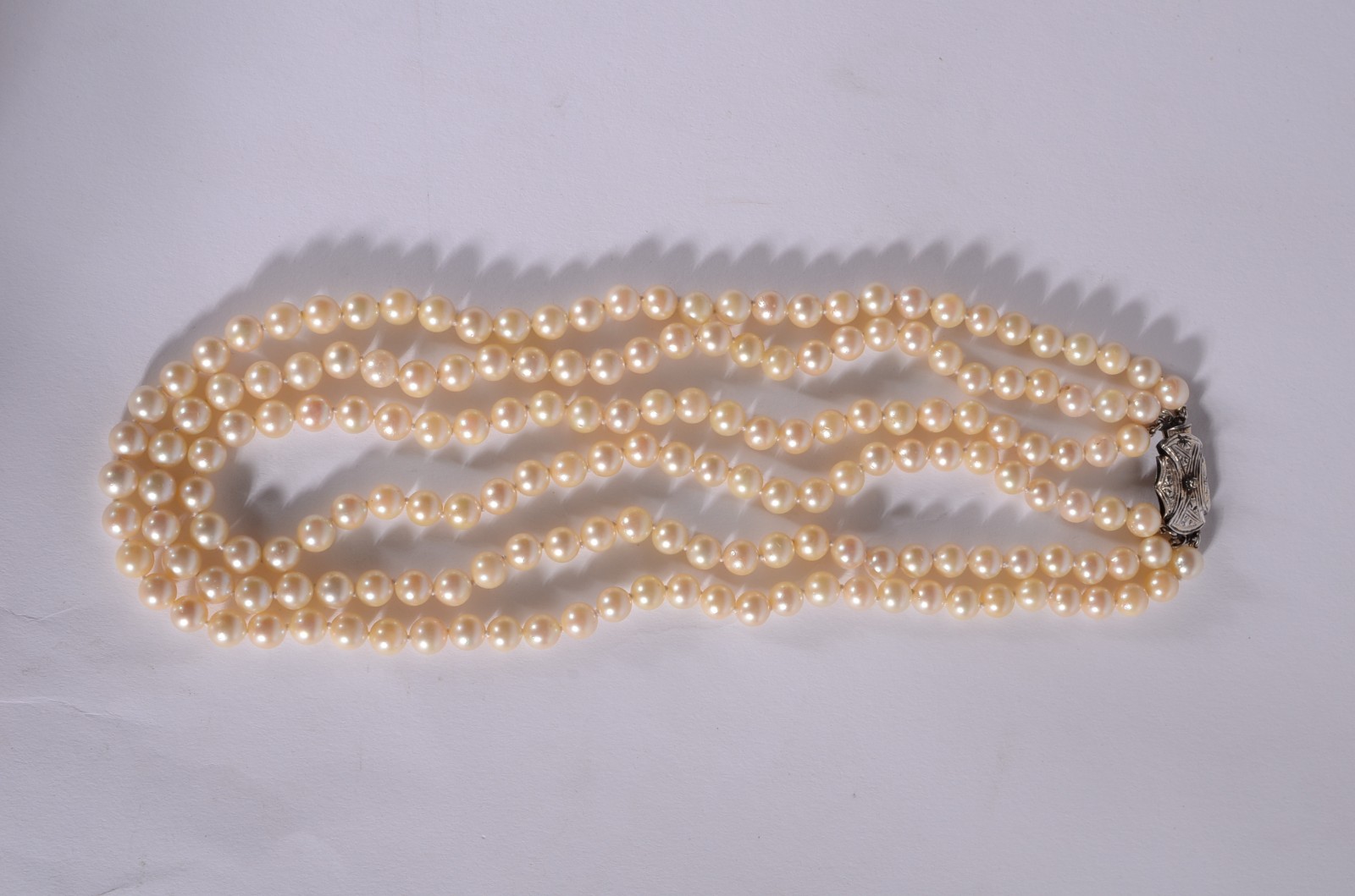 Colar de perolas com fecho de ouro branco. (Por motivos de segurança... - foto 2 de 8