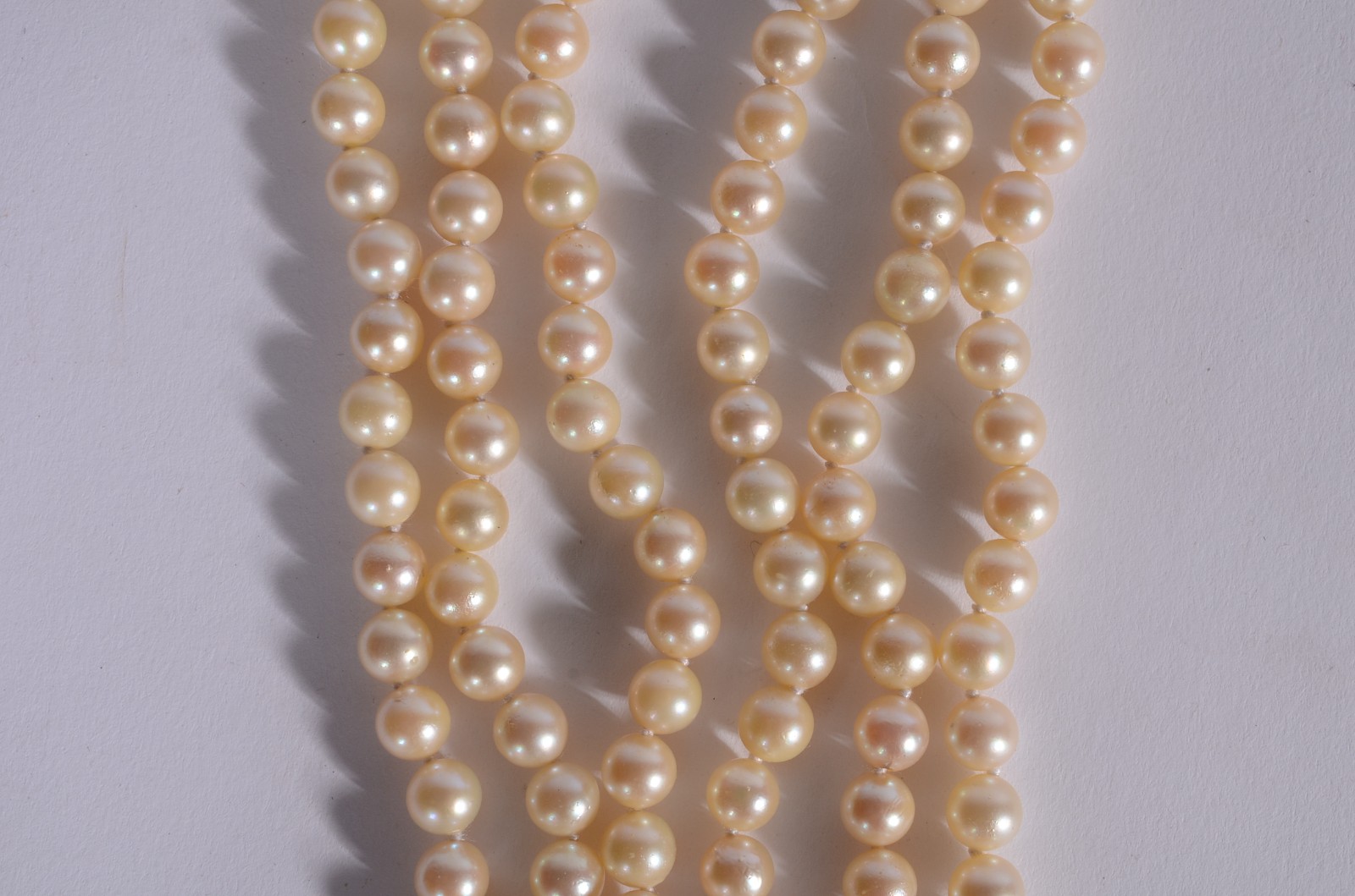 Colar de perolas com fecho de ouro branco. (Por motivos de segurança... - foto 5 de 8