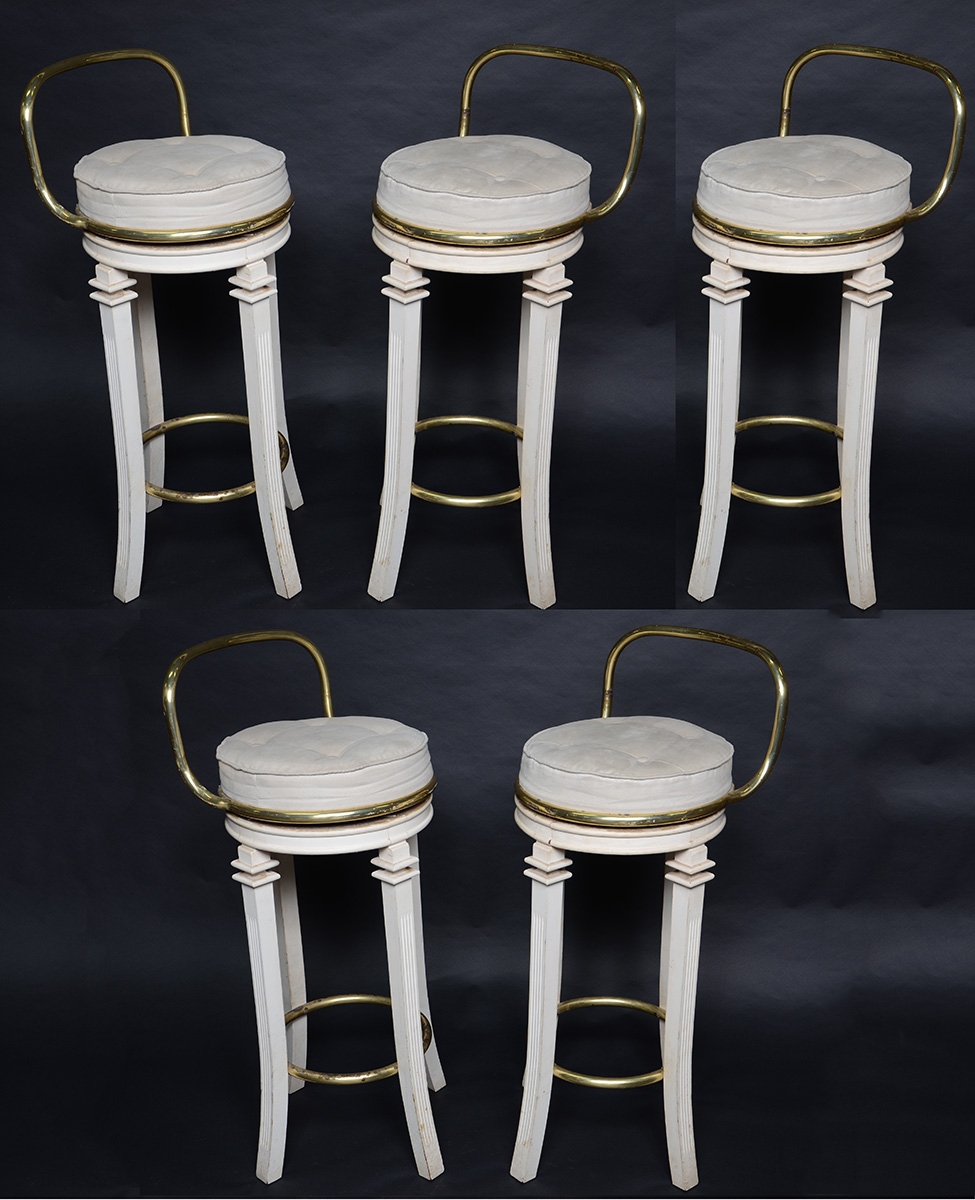 Cinco bancos de bar em madeira patinada e metal dourado, assentos...