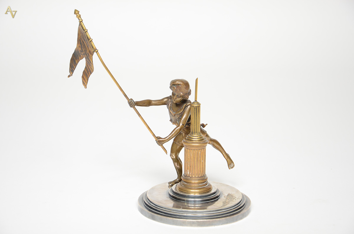 Estatueta de bronze representando menino com bandeira, assinado León... - foto 1 de 2