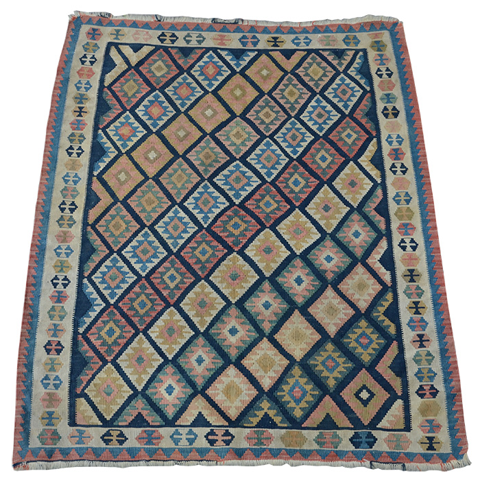 Tapete Kilim. Medindas 1,47 x 1,28 m.