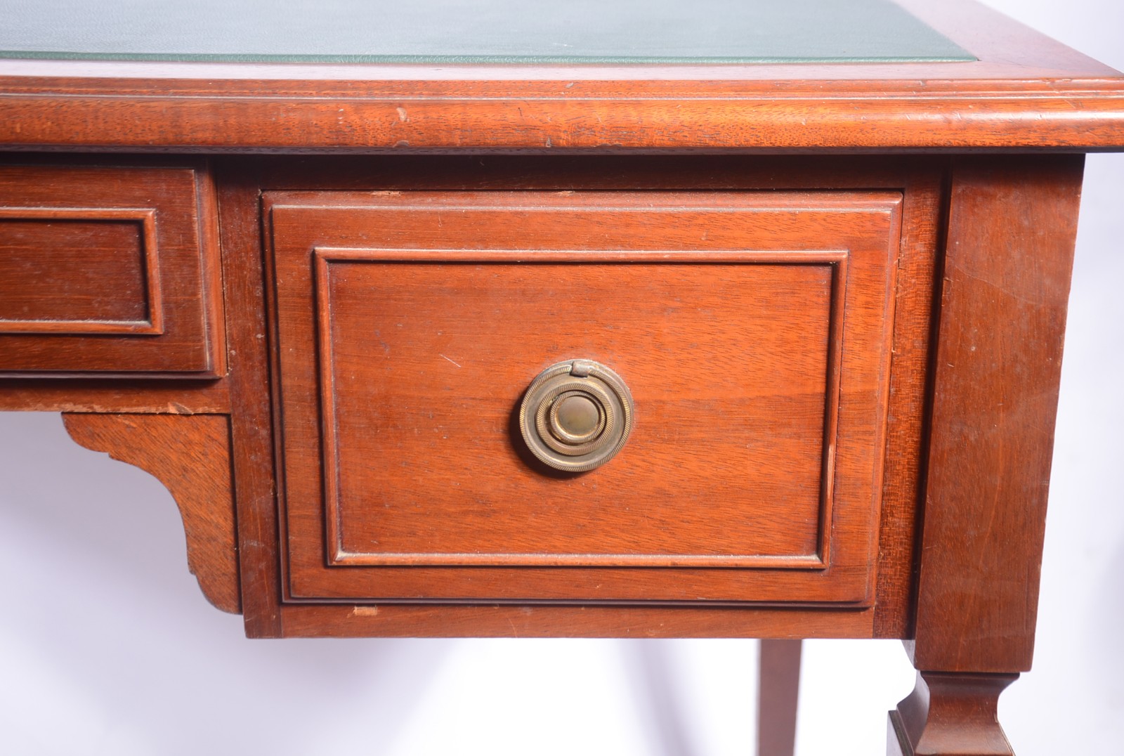 Mesa de escritório de madeira nobre, tampo em curvim verde com 3... - foto 4 de 8