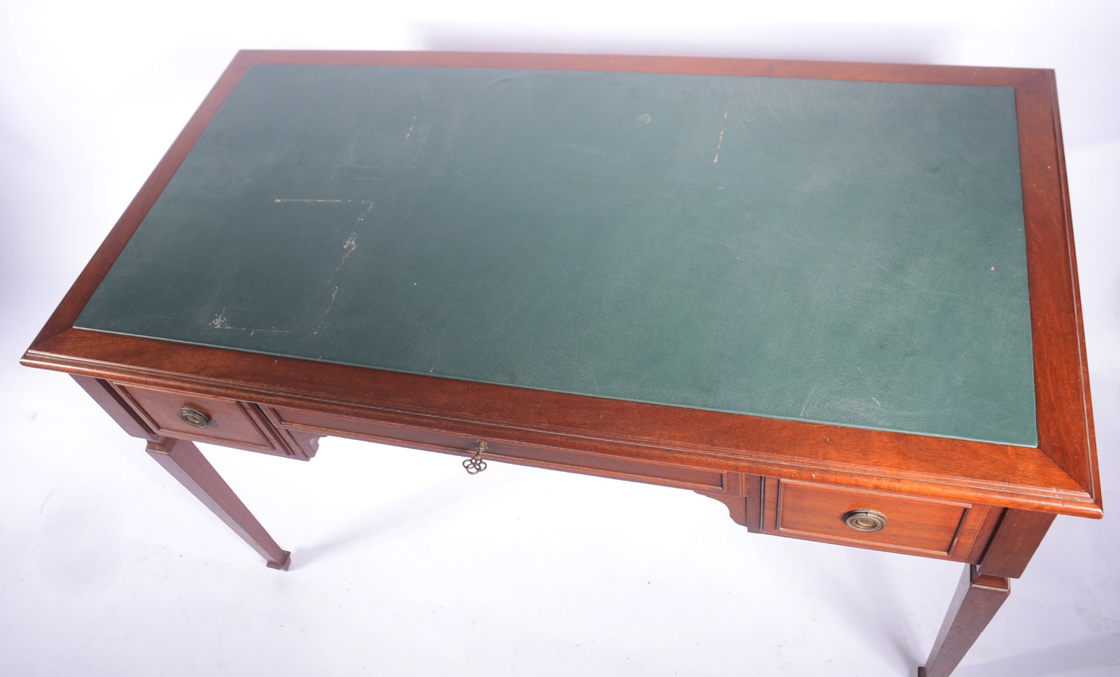 Mesa de escritório de madeira nobre, tampo em curvim verde com 3... - foto 5 de 8