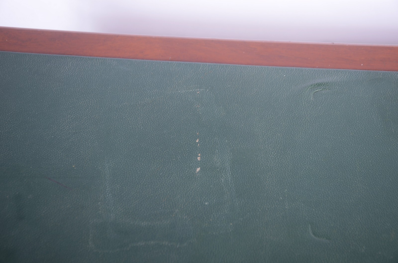 Mesa de escritório de madeira nobre, tampo em curvim verde com 3... - foto 6 de 8