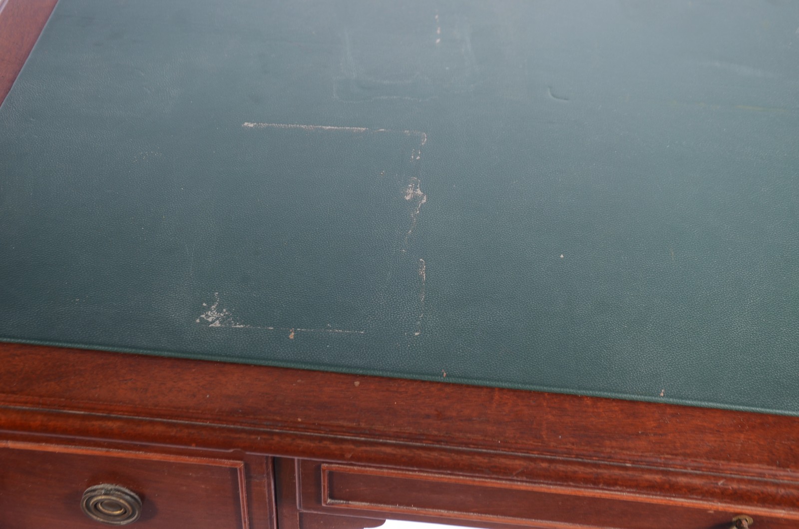 Mesa de escritório de madeira nobre, tampo em curvim verde com 3... - foto 7 de 8