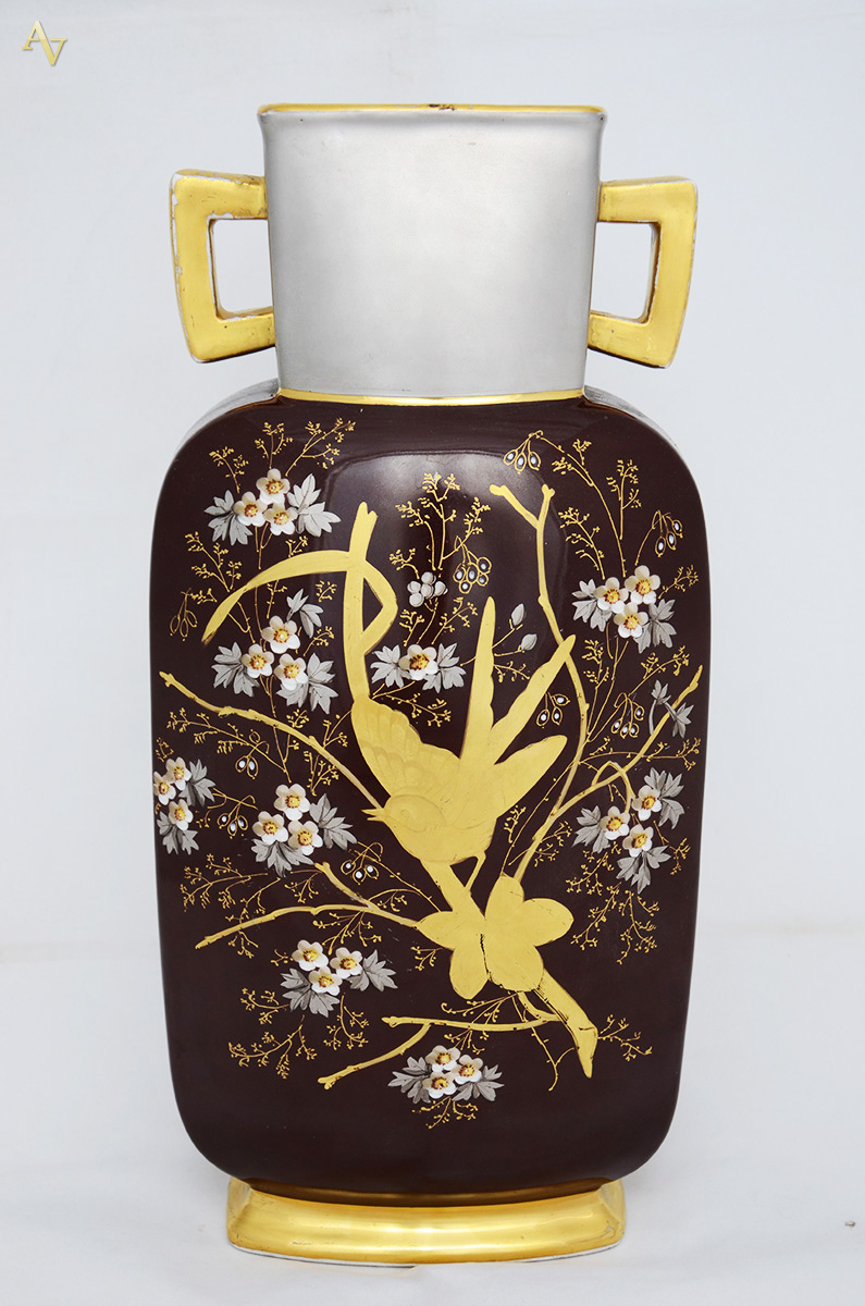 Ânfora de porcelana na cor marrom decorada com flores e pássaro... - foto 1 de 2