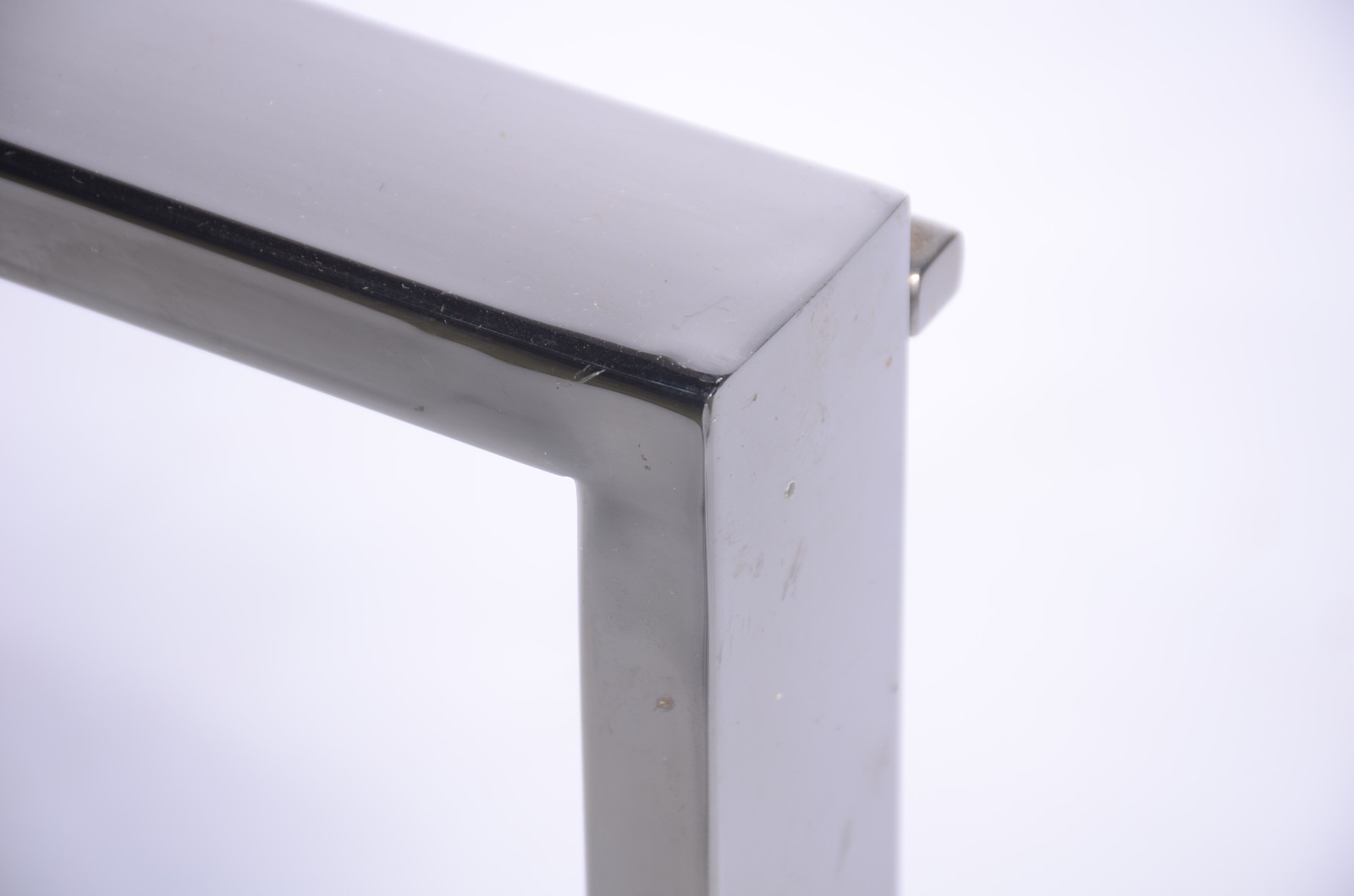 Mesa de centro com base de metal e tampo de vidro. Design moderno. - foto 6 de 8