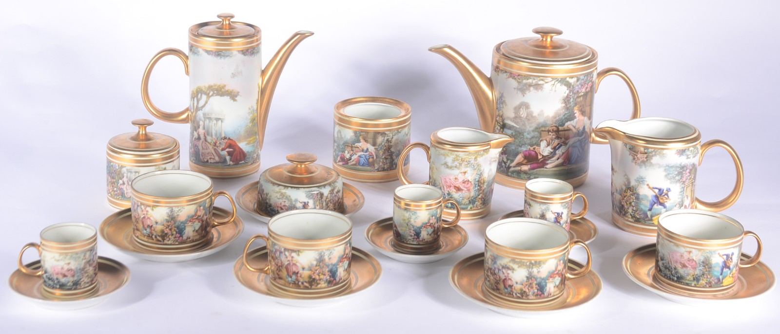 Serviço de chá e café de porcelana decorada com cenas românticas em... - foto 1 de 11