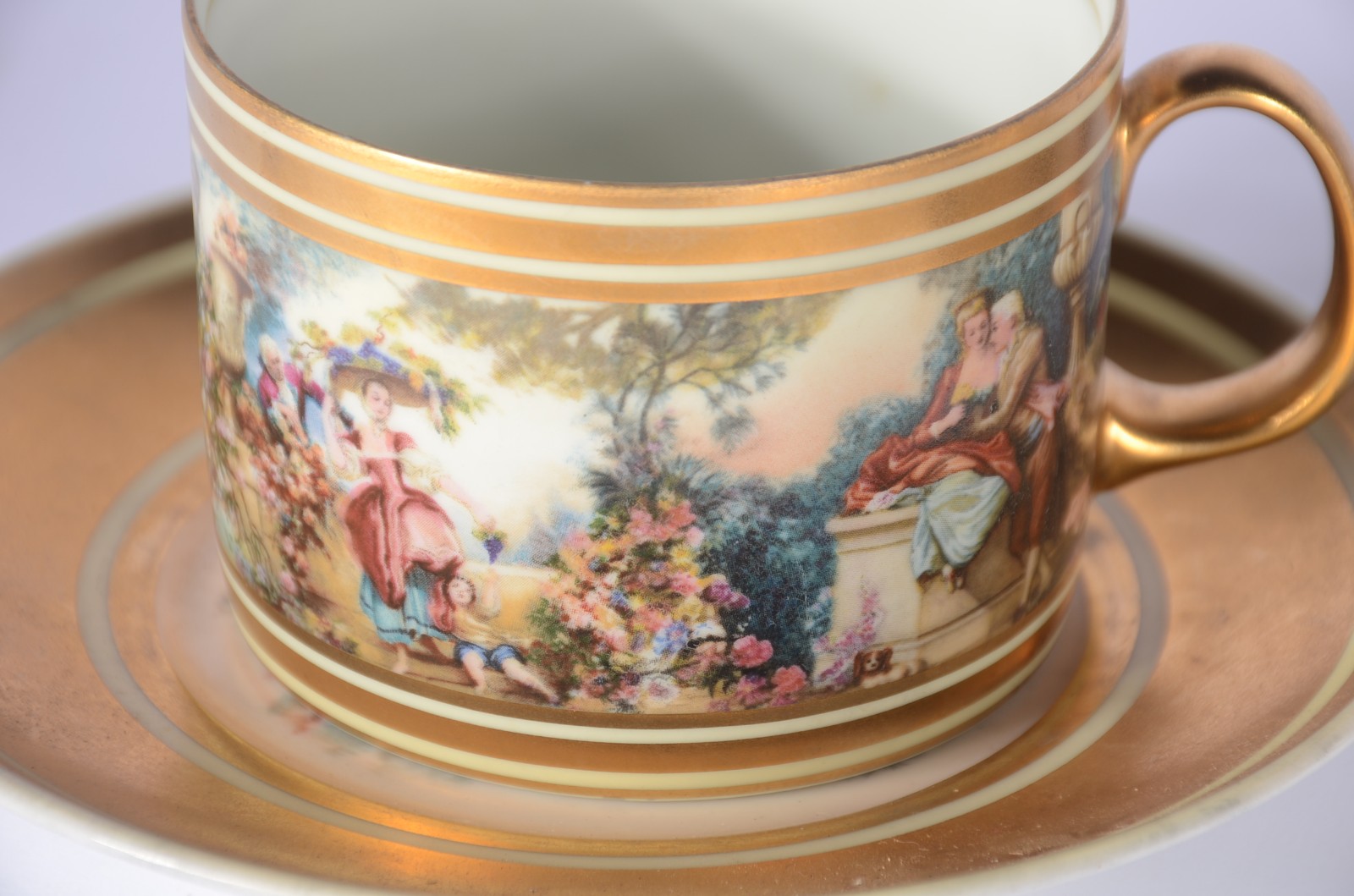 Serviço de chá e café de porcelana decorada com cenas românticas em... - foto 2 de 11