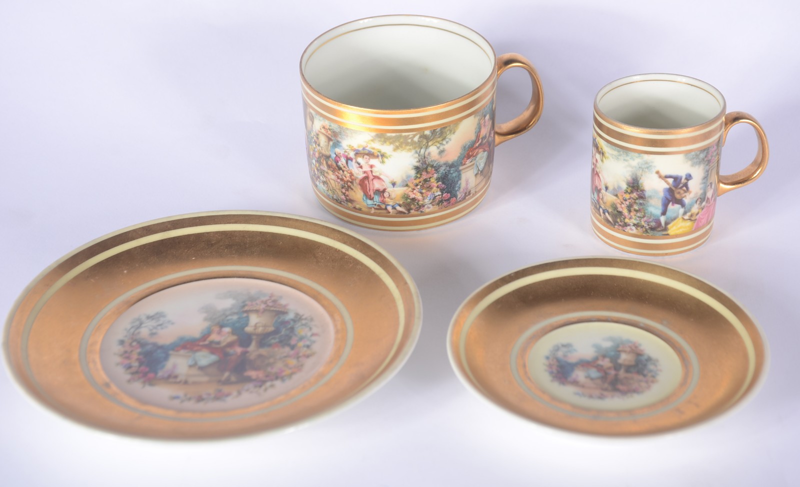 Serviço de chá e café de porcelana decorada com cenas românticas em... - foto 3 de 11