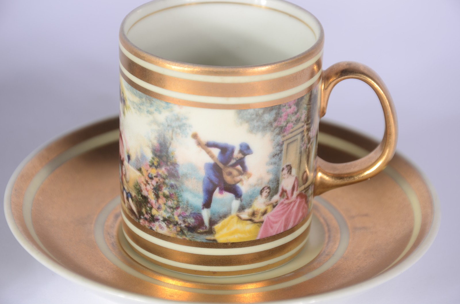 Serviço de chá e café de porcelana decorada com cenas românticas em... - foto 4 de 11