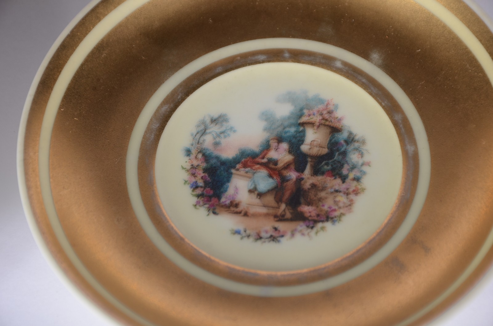 Serviço de chá e café de porcelana decorada com cenas românticas em... - foto 5 de 11