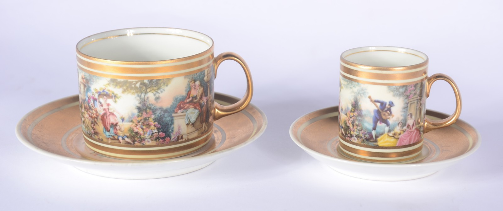 Serviço de chá e café de porcelana decorada com cenas românticas em... - foto 6 de 11