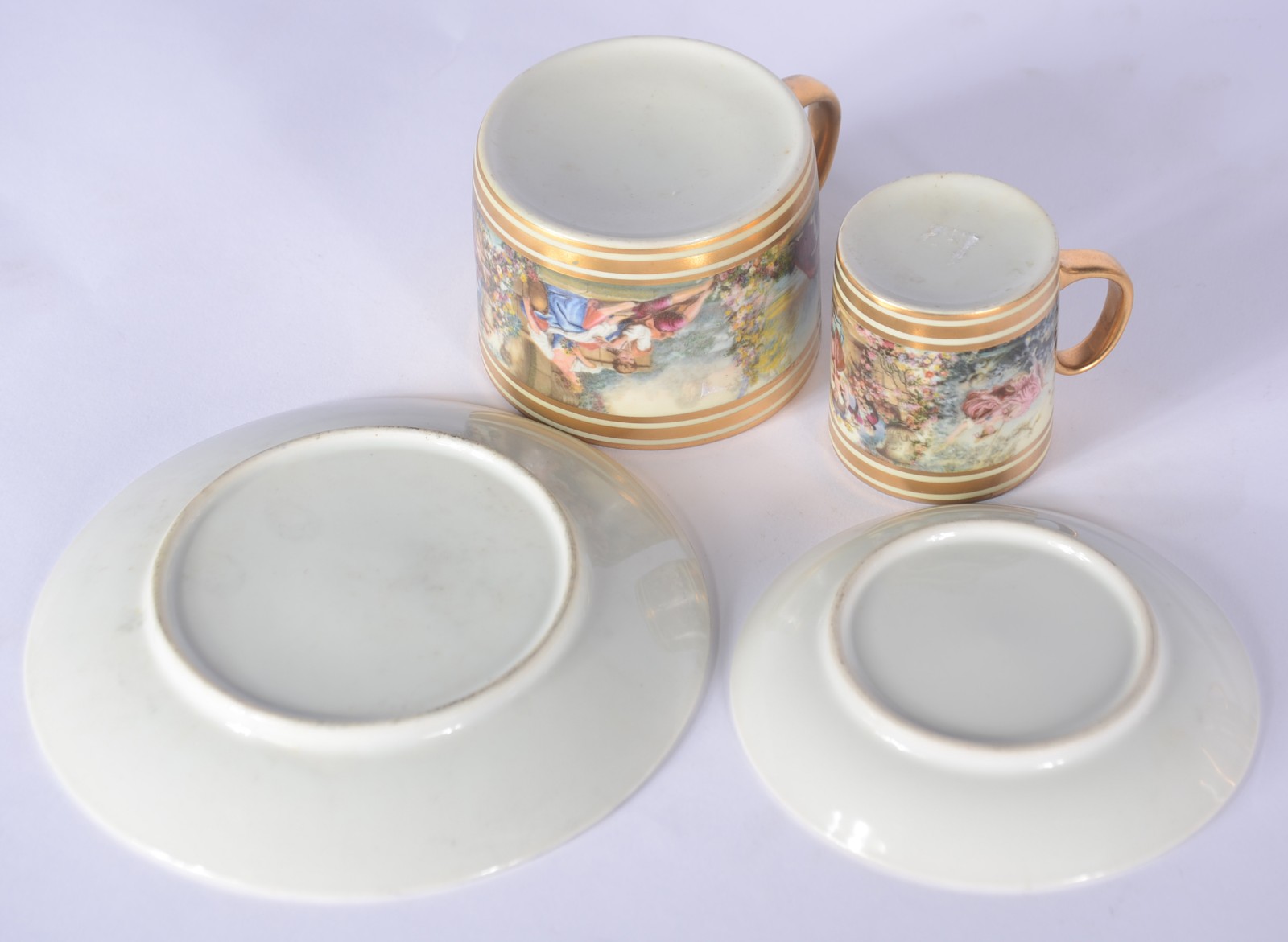 Serviço de chá e café de porcelana decorada com cenas românticas em... - foto 8 de 11