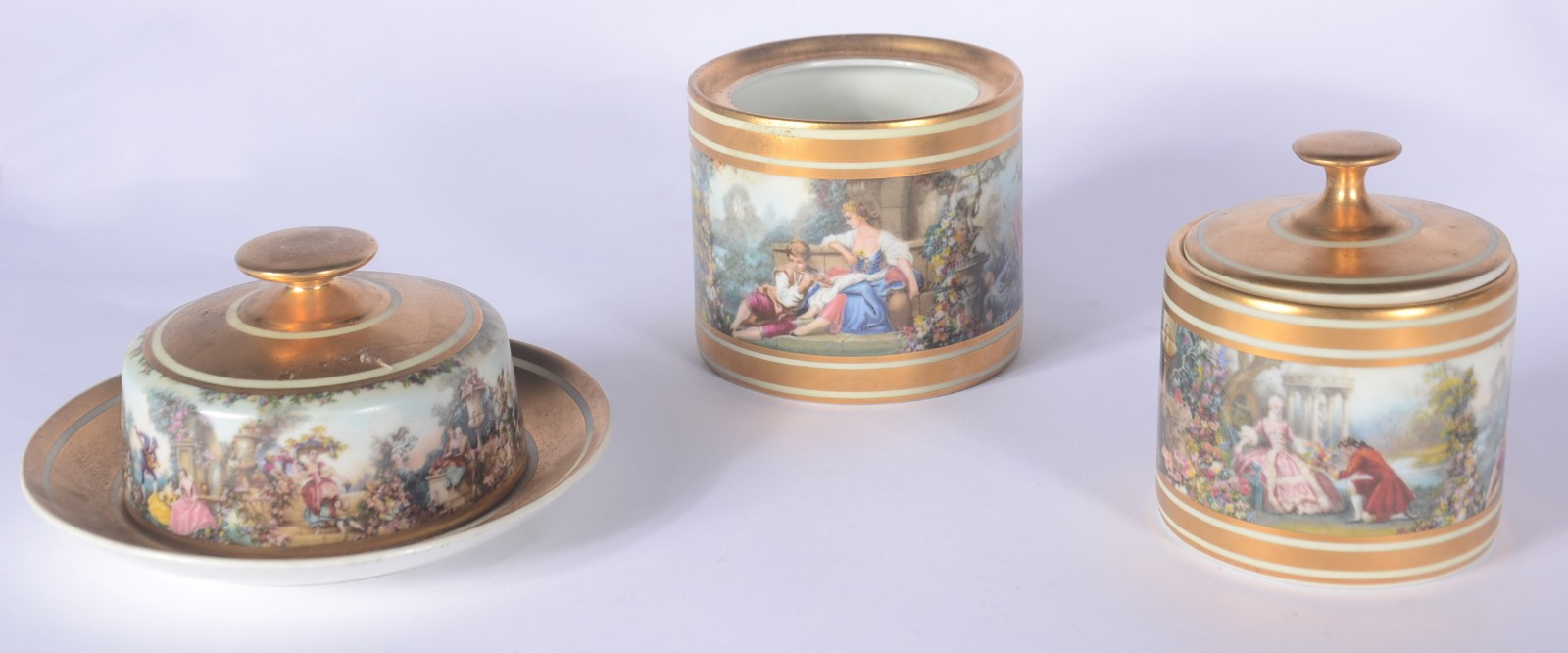 Serviço de chá e café de porcelana decorada com cenas românticas em... - foto 9 de 11
