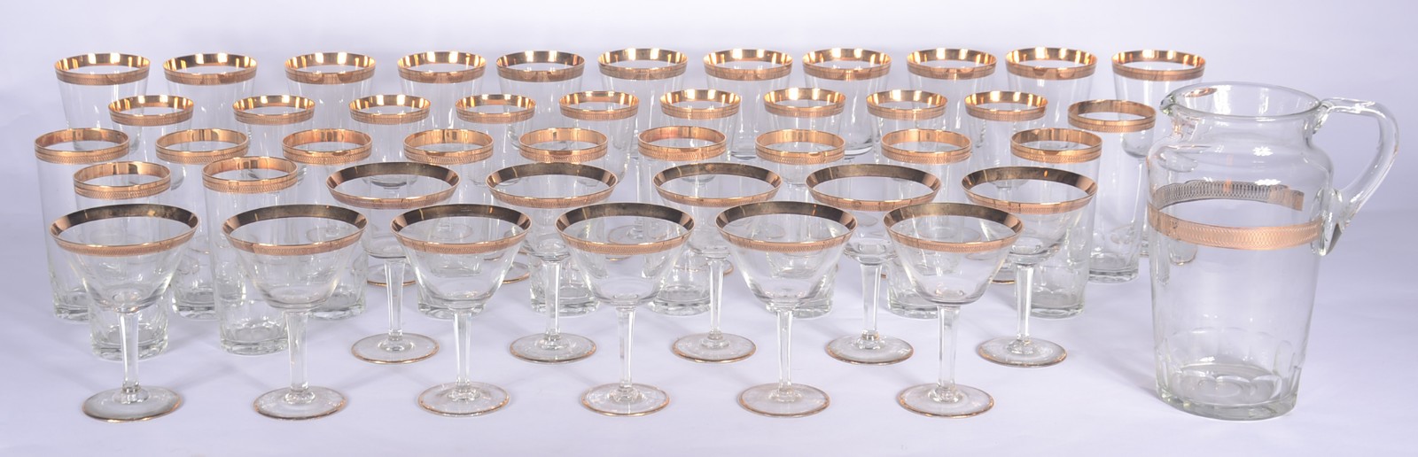 Serviço de cristal europeu com bordas douradas, composto de: 11 taças... - foto 1 de 11