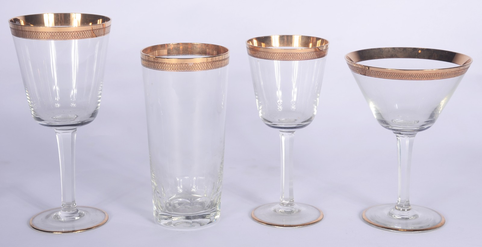Serviço de cristal europeu com bordas douradas, composto de: 11 taças... - foto 2 de 11