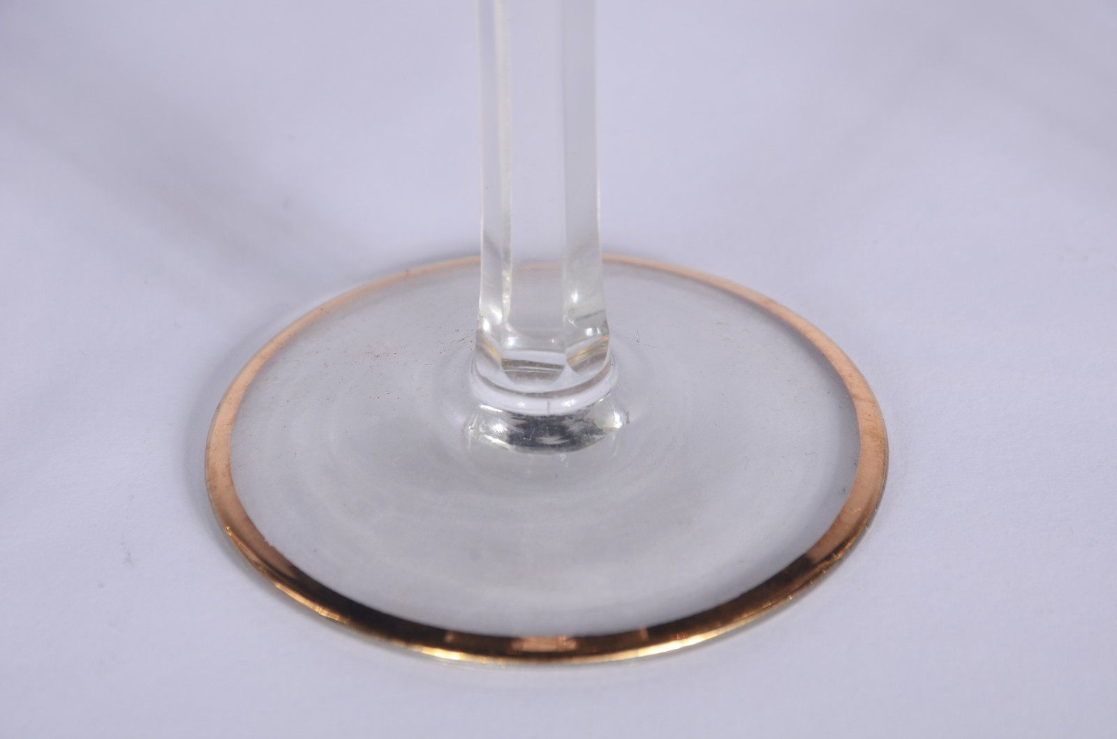 Serviço de cristal europeu com bordas douradas, composto de: 11 taças... - foto 5 de 11