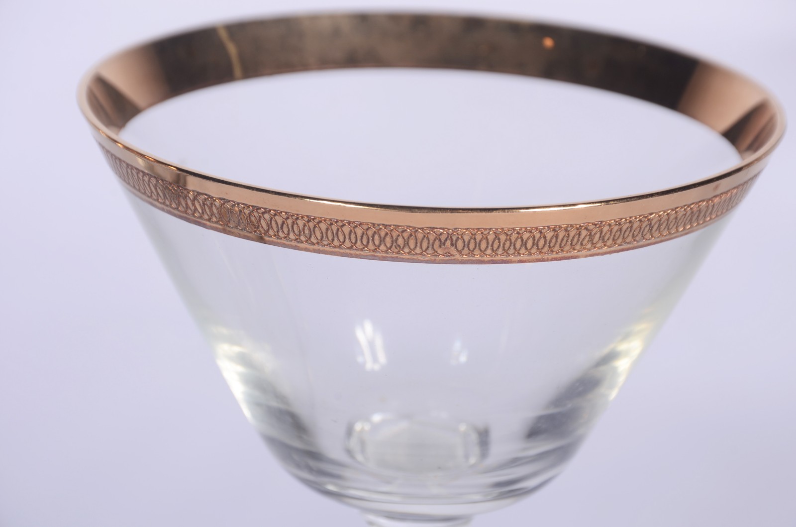 Serviço de cristal europeu com bordas douradas, composto de: 11 taças... - foto 8 de 11
