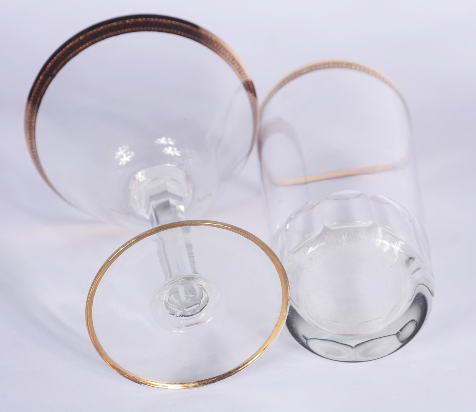 Serviço de cristal europeu com bordas douradas, composto de: 11 taças... - foto 9 de 11