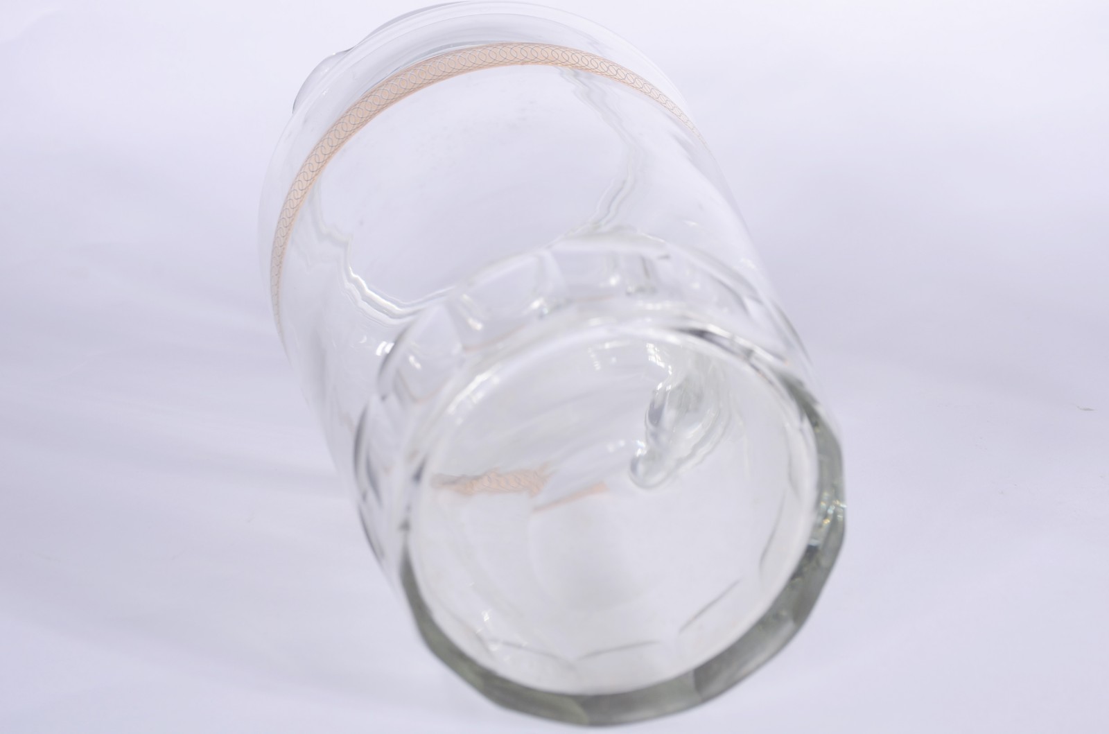 Serviço de cristal europeu com bordas douradas, composto de: 11 taças... - foto 11 de 11