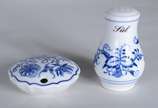 Zwiebelmuster,  - Conjunto de porcelana tcheca "cebolinha" para café, composto de: 6 xícaras com pires, 6 pratinhos, 2 pequenas travessas (travessa maior sendo Vista Al
