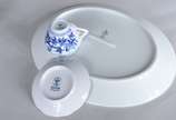 Zwiebelmuster,  - Conjunto de porcelana tcheca "cebolinha" para café, composto de: 6 xícaras com pires, 6 pratinhos, 2 pequenas travessas (travessa maior sendo Vista Al