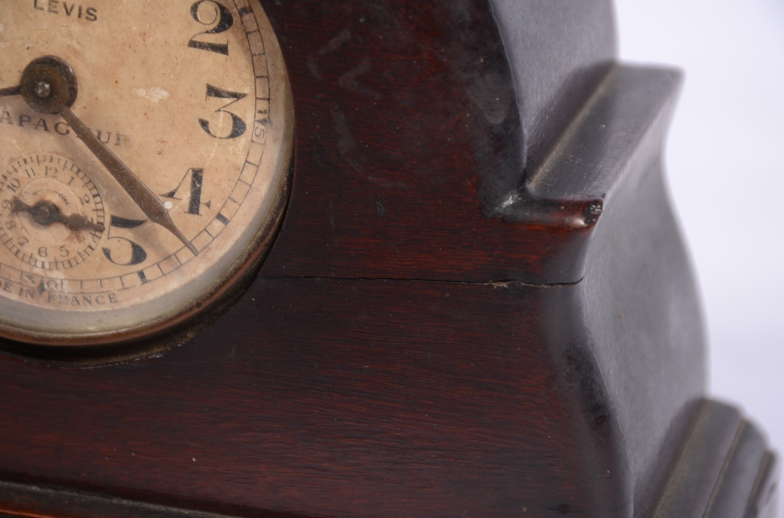 Pequeno relógio de mesa com caixa de madeira. Máquina precisando de... - foto 7 de 10