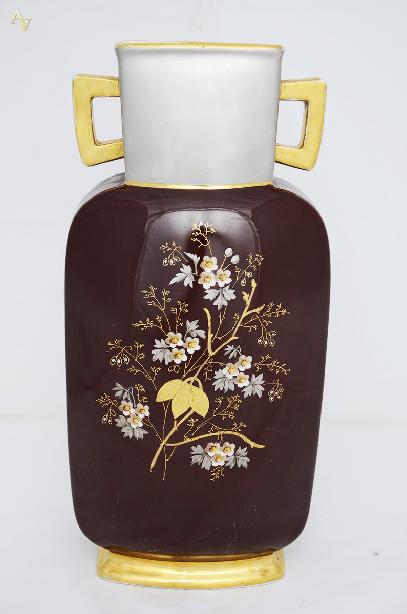 Ânfora de porcelana na cor marrom decorada com flores e pássaro... - foto 2 de 2